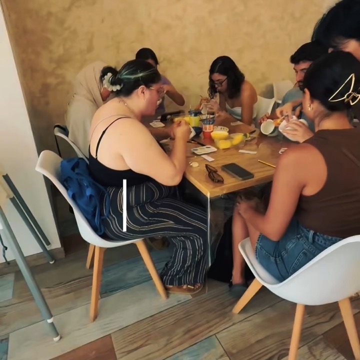 Taller de pintura de tazas de cerámica