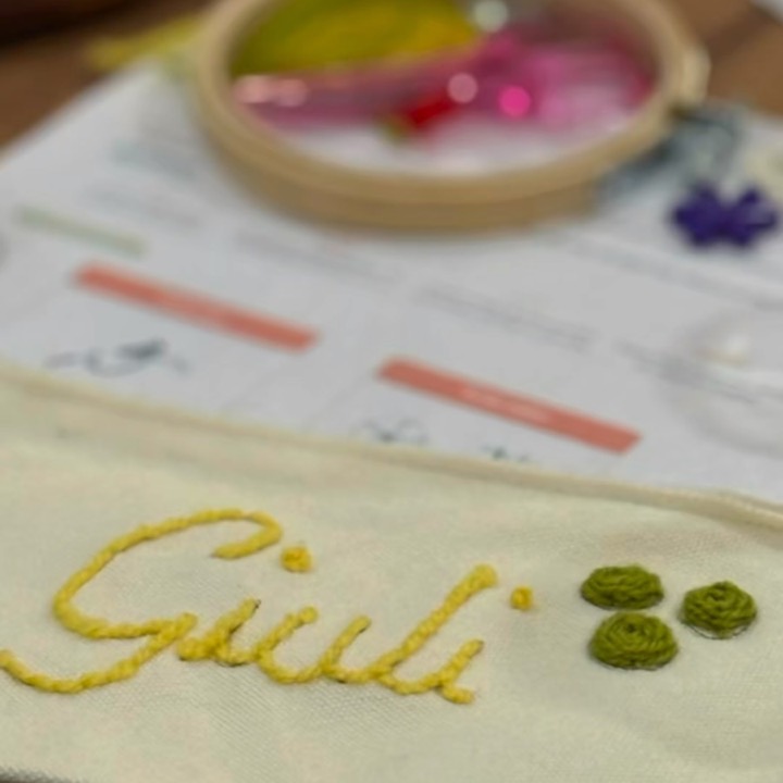 Neceser bordado en el taller