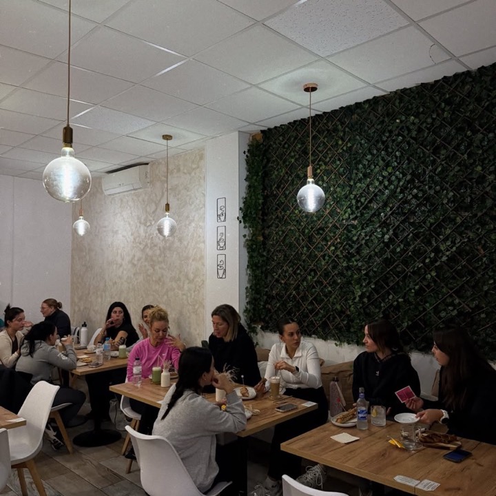 La sala de Charo llena en una tarde de taller